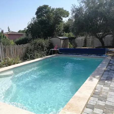 Petite Avec Piscine Chauffée Aigremont
